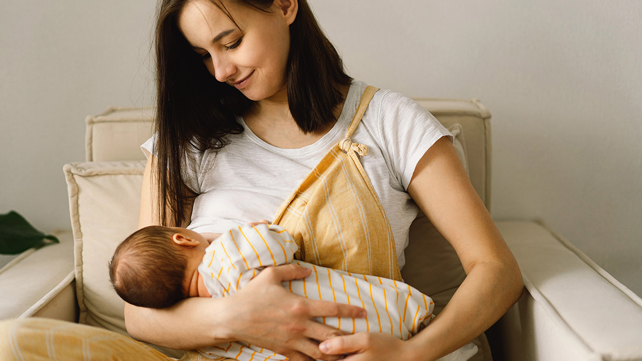 32_Breastfeeding_myths_vs_facts_1248x702