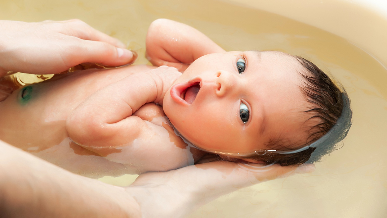 43_Newborn_first_bath_1248x702